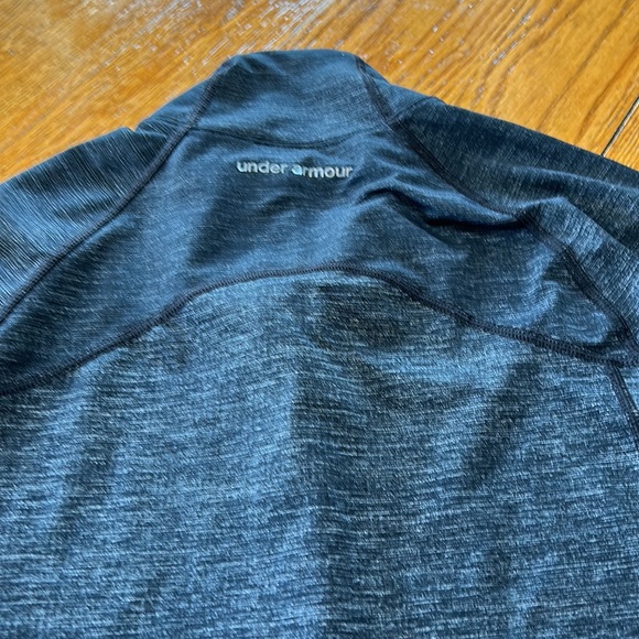 Under Armour  black/gray 3/4 zip pullover.  Thumb holes in cuffs.  Size Small. - Picture 9 of 10